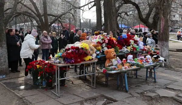 ODESSA, UKRAINE - 3 Mart 2024 Ukrayna Savaşı. Çiçekler, çocuk oyuncakları, mumlar, Rus füzesi tarafından yıkılan bir binanın yakınındaki lambalar. Siviller öldürüldü. Düzinelerce ölü ve yaralı.