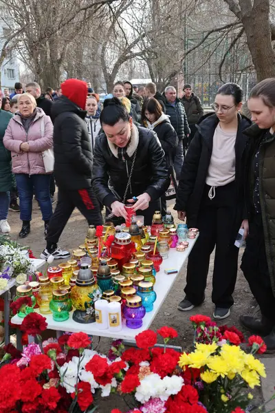 ODESSA, UKRAINE - 3 Mart 2024 Ukrayna Savaşı. Çiçekler, çocuk oyuncakları, mumlar, Rus füzesi tarafından yıkılan bir binanın yakınındaki lambalar. Siviller öldürüldü. Düzinelerce ölü ve yaralı.