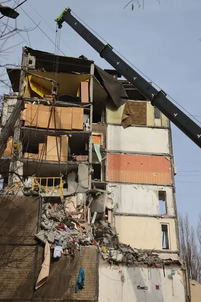 ODESSA, UKRAINE - 3 Mart 2024 Ukrayna Savaşı. Odessa 'daki roket saldırısı sonucu, yerleşim yeri roketatarla hasar gördü ve hizmetlere göre 11 kişi öldü.