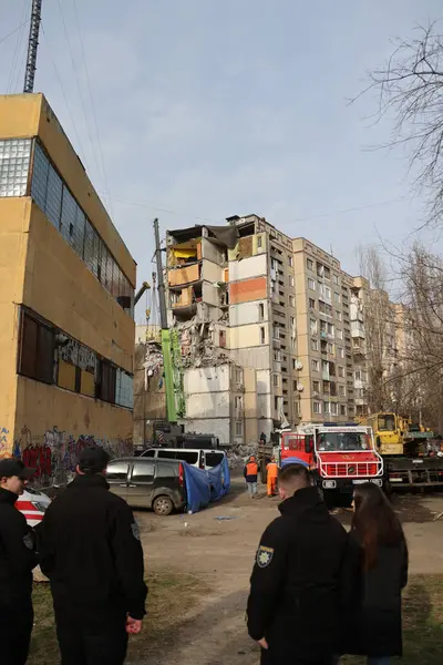 ODESSA, UKRAINE - 3 Mart 2024 Ukrayna Savaşı. Odessa 'daki roket saldırısı sonucu, yerleşim yeri roketatarla hasar gördü ve hizmetlere göre 11 kişi öldü.