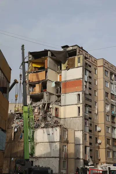 ODESSA, UKRAINE - 3 Mart 2024 Ukrayna Savaşı. Odessa 'daki roket saldırısı sonucu, yerleşim yeri roketatarla hasar gördü ve hizmetlere göre 11 kişi öldü.