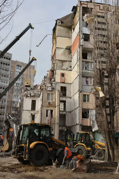 ODESSA, UKRAINE - 3 Mart 2024 Ukrayna Savaşı. Odessa 'daki roket saldırısı sonucu, yerleşim yeri roketatarla hasar gördü ve hizmetlere göre 11 kişi öldü.
