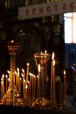 Hıristiyan Ortodoks Kilisesi. İsa 'nın diriliş gününde Ortodoks Kilisesi. Hıristiyanlık. Kilise ikondaki mumları yaktı. Yanan mum. Rusça yazıtlar İsa 'ya ait. Paskalya tatili