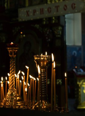 Hıristiyan Ortodoks Kilisesi. İsa 'nın diriliş gününde Ortodoks Kilisesi. Hıristiyanlık. Kilise ikondaki mumları yaktı. Yanan mum. Rusça yazıtlar İsa 'ya ait. Paskalya tatili
