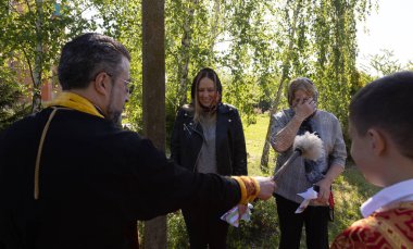 ODESSA, UKRAINE - 5 Mayıs 2024: Hıristiyan Ortodoks Kilisesi. Paskalya pastası, Paskalya, İsa 'nın dirilişi bayramında yumurtalar. Rahip, kilise cemaatini tatilde kutsal suyla kutsar.