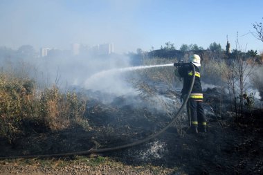 ODESSA, UKRAINE - 24 Temmuz 2024: Orman, bozkır yangını tarlaları ve bozkırları tamamen yok etti. Felaket sakinlerin evlerine zarar veriyor. Birlikler, evleri tehdit eden bozkır yangınlarını söndürdü