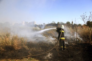 ODESSA, UKRAINE - 24 Temmuz 2024: Orman, bozkır yangını tarlaları ve bozkırları tamamen yok etti. Felaket sakinlerin evlerine zarar veriyor. Birlikler, evleri tehdit eden bozkır yangınlarını söndürdü