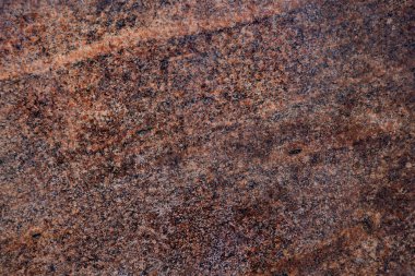 Kaya 'nın koyu dokusu. Granit mineral. Sert granit yüzey deseni, doğal mineral taş duvar arkaplanı. Arka plan olarak doğal kırmızı granit taşının yüzeyi. Doğal desen ve mineral dokular