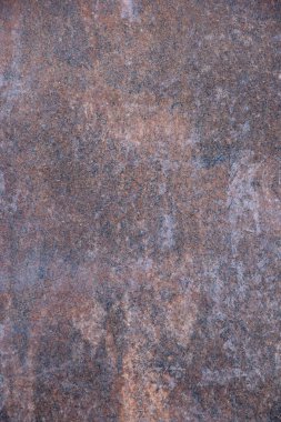 Kaya 'nın koyu dokusu. Granit mineral. Sert granit yüzey deseni, doğal mineral taş duvar arkaplanı. Arka plan olarak doğal kırmızı granit taşının yüzeyi. Doğal desen ve mineral dokular