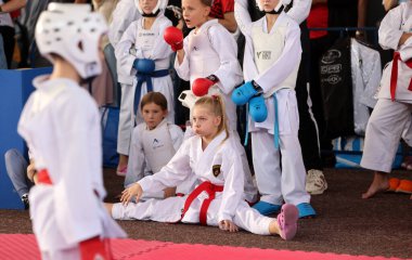 ODESSA, UKRAINE - 21 Eylül 2024: Çocuk ve gençlik sporları. Ukrayna Karate Kupası. Seyircilerin ebeveynleri destek grubuna koçluk yapıyor, sporcuları duygusal olarak destekliyor. Tribünlerdeki hayranlar karate