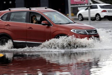 ODESSA, UKRAINE-5 Eylül 2024: Şiddetli yağmurlar, yollarda oluşan trafik sıkışıklıkları sonrasında, arabalar suyla ve duraklamayla dolup taşıyor. Arabalar yollardaki su birikintilerinde yüzer, su sıçratır. Şiddetli yağmurdan sonra yol çöktü