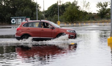 ODESSA, UKRAINE-5 Eylül 2024: Şiddetli yağmurlar, yollarda oluşan trafik sıkışıklıkları sonrasında, arabalar suyla ve duraklamayla dolup taşıyor. Arabalar yollardaki su birikintilerinde yüzer, su sıçratır. Şiddetli yağmurdan sonra yol çöktü