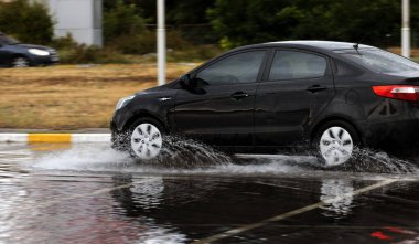 Şiddetli yağmurlardan sonra, yollarda trafik sıkışıklığı oluştu, arabalar suyla kaplandı ve tıkandı. Arabalar yollardaki su birikintilerinde yüzer, su sıçratır. Şiddetli yağmurdan sonra yol çöktü
