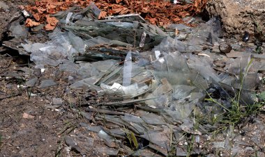 Kırık Cam Kırıkları Çöp Yığını Yığını Çevre Kirliliği Şehir Çöpü Enkazı Keskinleştirme Sorunları Ekolojik Kriz Tehlikeli Kirlilik Yönetimi Atık Yönetimi SorunuName