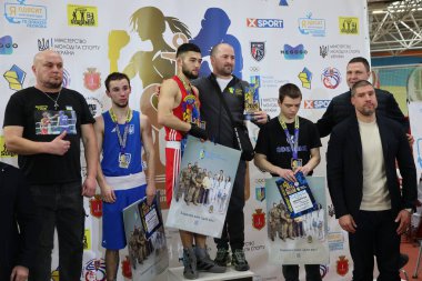 ODESSA, UKRAINE - 10 Mart 2025 Ukrayna Boks Kupası. Son dövüş ağırlığı 48 kg, Mavi Andrey Yefimoviç Red Andrey Lopushenko. Ringde kanlı bir dövüş. Erkekler şampiyonluk unvanı için ringde boks yaparlar.