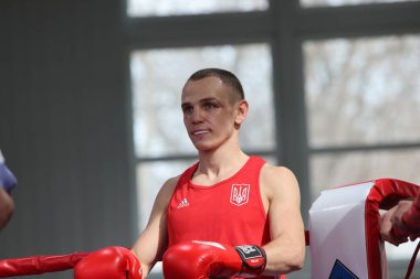 ODESSA, UKRAINE - 10 Mart 2025 Ukrayna Boks Kupası. Son dövüş ağırlığı 57 kg, Kırmızı - Oleg Chulyaheev Blu - Mihail Dzyazkov -57. Ringde kanlı bir kavga. Erkekler şampiyonluk unvanı için ringde boks yaparlar.