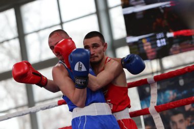 ODESSA, UKRAINE - 10 Mart 2025 Ukrayna Boks Kupası. Son dövüş ağırlığı 60 kg, Red-Aider Abdurahimov Blu - Maksim Vlacyk -60. Ringde kanlı bir dövüş. Erkekler şampiyonluk unvanı için ringde boks yaparlar.
