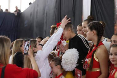 ODESSA, UKRAINE - 30 Nisan 2025: Çocuk Amigoluğu Şampiyonası. Genç ponpon kızlar spor salonundaki şehir ponpon kız şampiyonasında gösteri yapıyorlar. Çocuk sporları, sağlıklı yaşam tarzı. Seyirciler, duygular