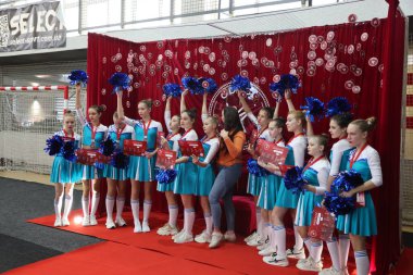 ODESSA, UKRAINE - 30 Nisan 2025: Çocuk Amigoluğu Şampiyonası. Genç ponpon kızlar spor salonundaki şehir ponpon kız şampiyonasında gösteri yapıyorlar. Çocuk sporları, sağlıklı yaşam tarzı. Seyirciler, duygular