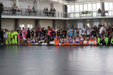 ODESSA, UKRAINE - 30 Nisan 2025: Çocuk Amigoluğu Şampiyonası. Genç ponpon kızlar spor salonundaki şehir ponpon kız şampiyonasında gösteri yapıyorlar. Çocuk sporları, sağlıklı yaşam tarzı. Seyirciler, duygular