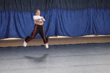 ODESSA, UKRAINE - 30 Nisan 2025: Çocuk Amigoluğu Şampiyonası. Genç ponpon kızlar spor salonundaki şehir ponpon kız şampiyonasında gösteri yapıyorlar. Çocuk sporları, sağlıklı yaşam tarzı. Seyirciler, duygular
