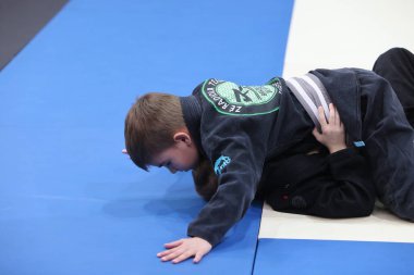 ODESSA, UKRAINE - 6 Nisan 2025: Ukrayna ulusal yarışmacı jiu jitsu genç sporcuları yoğun dövüşler düzenliyor, şampiyonluk için tatamiyle mücadele ediyorlar