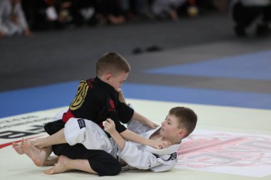 ODESSA, UKRAINE - 6 Nisan 2025: Ukrayna ulusal yarışmacı jiu jitsu genç sporcuları yoğun dövüşler düzenliyor, şampiyonluk için tatamiyle mücadele ediyorlar
