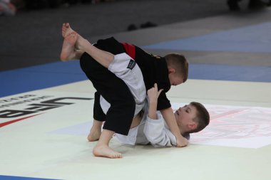 ODESSA, UKRAINE - 6 Nisan 2025: Ukrayna ulusal yarışmacı jiu jitsu genç sporcuları yoğun dövüşler düzenliyor, şampiyonluk için tatamiyle mücadele ediyorlar