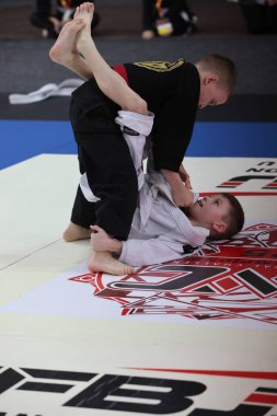 ODESSA, UKRAINE - 6 Nisan 2025: Ukrayna ulusal yarışmacı jiu jitsu genç sporcuları yoğun dövüşler düzenliyor, şampiyonluk için tatamiyle mücadele ediyorlar