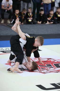 ODESSA, UKRAINE - 6 Nisan 2025: Ukrayna ulusal yarışmacı jiu jitsu genç sporcuları yoğun dövüşler düzenliyor, şampiyonluk için tatamiyle mücadele ediyorlar