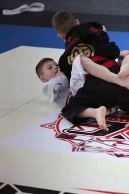 ODESSA, UKRAINE - 6 Nisan 2025: Ukrayna ulusal yarışmacı jiu jitsu genç sporcuları yoğun dövüşler düzenliyor, şampiyonluk için tatamiyle mücadele ediyorlar