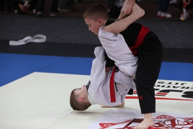 ODESSA, UKRAINE - 6 Nisan 2025: Ukrayna ulusal yarışmacı jiu jitsu genç sporcuları yoğun dövüşler düzenliyor, şampiyonluk için tatamiyle mücadele ediyorlar