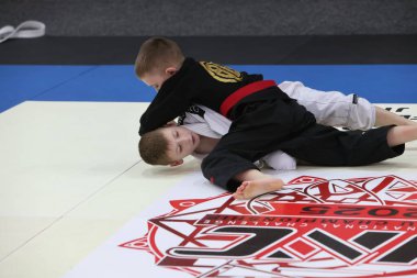 ODESSA, UKRAINE - 6 Nisan 2025: Ukrayna ulusal yarışmacı jiu jitsu genç sporcuları yoğun dövüşler düzenliyor, şampiyonluk için tatamiyle mücadele ediyorlar