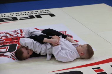 ODESSA, UKRAINE - 6 Nisan 2025: Ukrayna ulusal yarışmacı jiu jitsu genç sporcuları yoğun dövüşler düzenliyor, şampiyonluk için tatamiyle mücadele ediyorlar