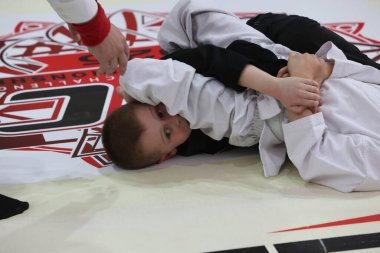 ODESSA, UKRAINE - 6 Nisan 2025: Ukrayna ulusal yarışmacı jiu jitsu genç sporcuları yoğun dövüşler düzenliyor, şampiyonluk için tatamiyle mücadele ediyorlar