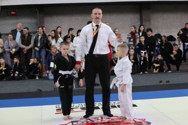 ODESSA, UKRAINE - 6 Nisan 2025: Ukrayna ulusal yarışmacı jiu jitsu genç sporcuları yoğun dövüşler düzenliyor, şampiyonluk için tatamiyle mücadele ediyorlar