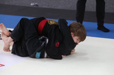 ODESSA, UKRAINE - 6 Nisan 2025: Ukrayna ulusal yarışmacı jiu jitsu genç sporcuları yoğun dövüşler düzenliyor, şampiyonluk için tatamiyle mücadele ediyorlar