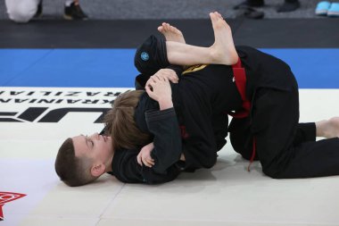 ODESSA, UKRAINE - 6 Nisan 2025: Ukrayna ulusal yarışmacı jiu jitsu genç sporcuları yoğun dövüşler düzenliyor, şampiyonluk için tatamiyle mücadele ediyorlar