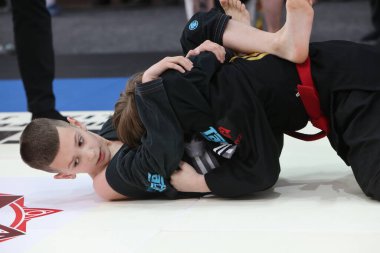 ODESSA, UKRAINE - 6 Nisan 2025: Ukrayna ulusal yarışmacı jiu jitsu genç sporcuları yoğun dövüşler düzenliyor, şampiyonluk için tatamiyle mücadele ediyorlar
