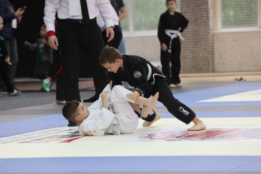 ODESSA, UKRAINE - 6 Nisan 2025: Ukrayna ulusal yarışmacı jiu jitsu genç sporcuları yoğun dövüşler düzenliyor, şampiyonluk için tatamiyle mücadele ediyorlar