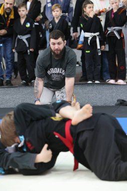 ODESSA, UKRAINE - 6 Nisan 2025: Ukrayna ulusal yarışmacı jiu jitsu genç sporcuları yoğun dövüşler düzenliyor, şampiyonluk için tatamiyle mücadele ediyorlar