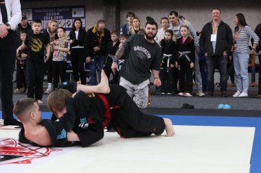 ODESSA, UKRAINE - 6 Nisan 2025: Ukrayna ulusal yarışmacı jiu jitsu genç sporcuları yoğun dövüşler düzenliyor, şampiyonluk için tatamiyle mücadele ediyorlar