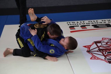 ODESSA, UKRAINE - 6 Nisan 2025: Ukrayna ulusal yarışmacı jiu jitsu genç sporcuları yoğun dövüşler düzenliyor, şampiyonluk için tatamiyle mücadele ediyorlar