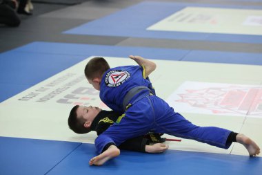 ODESSA, UKRAINE - 6 Nisan 2025: Ukrayna ulusal yarışmacı jiu jitsu genç sporcuları yoğun dövüşler düzenliyor, şampiyonluk için tatamiyle mücadele ediyorlar