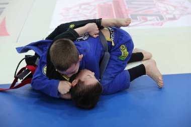 ODESSA, UKRAINE - 6 Nisan 2025: Ukrayna ulusal yarışmacı jiu jitsu genç sporcuları yoğun dövüşler düzenliyor, şampiyonluk için tatamiyle mücadele ediyorlar
