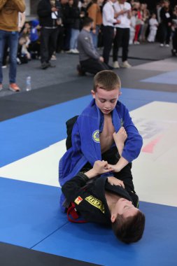 ODESSA, UKRAINE - 6 Nisan 2025: Ukrayna ulusal yarışmacı jiu jitsu genç sporcuları yoğun dövüşler düzenliyor, şampiyonluk için tatamiyle mücadele ediyorlar
