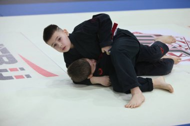 ODESSA, UKRAINE - 6 Nisan 2025: Ukrayna ulusal yarışmacı jiu jitsu genç sporcuları yoğun dövüşler düzenliyor, şampiyonluk için tatamiyle mücadele ediyorlar