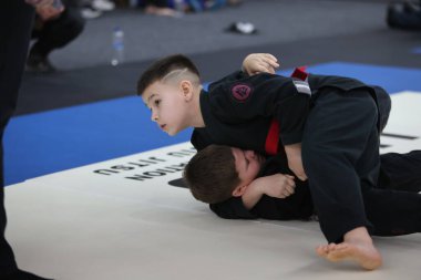 ODESSA, UKRAINE - 6 Nisan 2025: Ukrayna ulusal yarışmacı jiu jitsu genç sporcuları yoğun dövüşler düzenliyor, şampiyonluk için tatamiyle mücadele ediyorlar