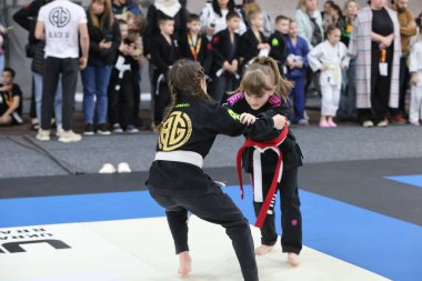 ODESSA, UKRAINE - 6 Nisan 2025: Ukrayna ulusal yarışmacı jiu jitsu genç sporcuları yoğun dövüşler düzenliyor, şampiyonluk için tatamiyle mücadele ediyorlar