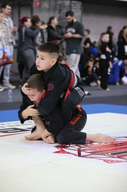 ODESSA, UKRAINE - 6 Nisan 2025: Ukrayna ulusal yarışmacı jiu jitsu genç sporcuları yoğun dövüşler düzenliyor, şampiyonluk için tatamiyle mücadele ediyorlar